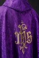 Fioletowy ornat liturgiczny z haftowanym motywem IHS na ozdobnej tkaninie - LE/7032/03 - HAF LE/7032/03 - Dewocjonalia P.H. Jakóbczak - Katolicki sklep liturgiczny i hurtownia