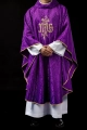 Fioletowy ornat liturgiczny z haftowanym motywem IHS na ozdobnej tkaninie - LE/7032/03 - HAF LE/7032/03 - Dewocjonalia P.H. Jakóbczak - Katolicki sklep liturgiczny i hurtownia