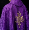 Fioletowy ornat liturgiczny z haftowanym motywem IHS na ozdobnej tkaninie - LE/7032/03 - HAF LE/7032/03 - Dewocjonalia P.H. Jakóbczak - Katolicki sklep liturgiczny i hurtownia