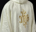Ornat liturgiczny ecru z haftem IHS na ozdobnej tkaninie - LE/7032/05 - HAF LE/7032/05 - Dewocjonalia P.H. Jakóbczak - Katolicki sklep liturgiczny i hurtownia