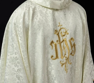 Ornat liturgiczny ecru z haftem IHS na ozdobnej tkaninie - LE/7032/05