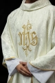 Ornat liturgiczny ecru z haftem IHS na ozdobnej tkaninie - LE/7032/05 - HAF LE/7032/05 - Dewocjonalia P.H. Jakóbczak - Katolicki sklep liturgiczny i hurtownia
