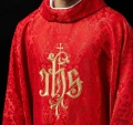 Czerwony ornat liturgiczny z haftowanym motywem IHS na ozdobnej tkaninie - LE/7032/02 - HAF LE/7032/02 - Dewocjonalia P.H. Jakóbczak - Katolicki sklep liturgiczny i hurtownia