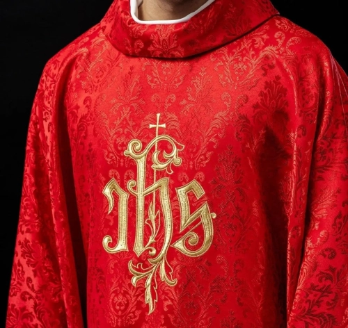 Czerwony ornat liturgiczny z haftowanym motywem IHS na ozdobnej tkaninie - LE/7032/02 - HAF LE/7032/02 - Dewocjonalia P.H. Jakóbczak - Katolicki sklep liturgiczny i hurtownia