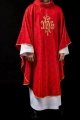 Czerwony ornat liturgiczny z haftowanym motywem IHS na ozdobnej tkaninie - LE/7032/02 - HAF LE/7032/02 - Dewocjonalia P.H. Jakóbczak - Katolicki sklep liturgiczny i hurtownia