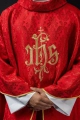 Czerwony ornat liturgiczny z haftowanym motywem IHS na ozdobnej tkaninie - LE/7032/02 - HAF LE/7032/02 - Dewocjonalia P.H. Jakóbczak - Katolicki sklep liturgiczny i hurtownia