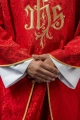 Czerwony ornat liturgiczny z haftowanym motywem IHS na ozdobnej tkaninie - LE/7032/02 - HAF LE/7032/02 - Dewocjonalia P.H. Jakóbczak - Katolicki sklep liturgiczny i hurtownia