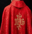 Czerwony ornat liturgiczny z haftowanym motywem IHS na ozdobnej tkaninie - LE/7032/02 - HAF LE/7032/02 - Dewocjonalia P.H. Jakóbczak - Katolicki sklep liturgiczny i hurtownia