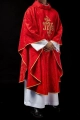 Czerwony ornat liturgiczny z haftowanym motywem IHS na ozdobnej tkaninie - LE/7032/02 - HAF LE/7032/02 - Dewocjonalia P.H. Jakóbczak - Katolicki sklep liturgiczny i hurtownia