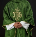 Zielony ornat liturgiczny z haftowanym motywem IHS na ozdobnej tkaninie - LE/7032/01 - HAF LE/7032/01 - Dewocjonalia P.H. Jakóbczak - Katolicki sklep liturgiczny i hurtownia