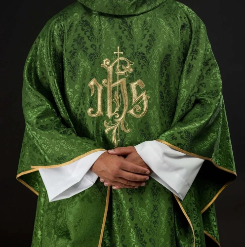 Zielony ornat liturgiczny z haftowanym motywem IHS na ozdobnej tkaninie - LE/7032/01 - HAF LE/7032/01 - Dewocjonalia P.H. Jakóbczak - Katolicki sklep liturgiczny i hurtownia