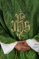 Zielony ornat liturgiczny z haftowanym motywem IHS na ozdobnej tkaninie - LE/7032/01 - HAF LE/7032/01 - Dewocjonalia P.H. Jakóbczak - Katolicki sklep liturgiczny i hurtownia
