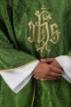 Zielony ornat liturgiczny z haftowanym motywem IHS na ozdobnej tkaninie - LE/7032/01 - HAF LE/7032/01 - Dewocjonalia P.H. Jakóbczak - Katolicki sklep liturgiczny i hurtownia
