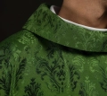 Zielony ornat liturgiczny z haftowanym motywem IHS na ozdobnej tkaninie - LE/7032/01 - HAF LE/7032/01 - Dewocjonalia P.H. Jakóbczak - Katolicki sklep liturgiczny i hurtownia