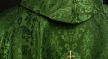 Zielony ornat liturgiczny z haftowanym motywem IHS na ozdobnej tkaninie - LE/7032/01 - HAF LE/7032/01 - Dewocjonalia P.H. Jakóbczak - Katolicki sklep liturgiczny i hurtownia