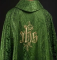 Zielony ornat liturgiczny z haftowanym motywem IHS na ozdobnej tkaninie - LE/7032/01 - HAF LE/7032/01 - Dewocjonalia P.H. Jakóbczak - Katolicki sklep liturgiczny i hurtownia