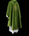Zielony ornat liturgiczny z haftowanym motywem IHS na ozdobnej tkaninie - LE/7032/01 - HAF LE/7032/01 - Dewocjonalia P.H. Jakóbczak - Katolicki sklep liturgiczny i hurtownia