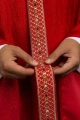 Czerwony ornat liturgiczny z haftowanym pasem i kołnierzem - LE/7033/02 - HAF LE/7033/02 - Dewocjonalia P.H. Jakóbczak - Katolicki sklep liturgiczny i hurtownia