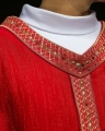 Czerwony ornat liturgiczny z haftowanym pasem i kołnierzem - LE/7033/02 - HAF LE/7033/02 - Dewocjonalia P.H. Jakóbczak - Katolicki sklep liturgiczny i hurtownia