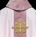 Ornat różowy haftowany na aksamicie z symbolem krzyża - LE/7029/08 - HAF LE/7029/08 - Dewocjonalia P.H. Jakóbczak - Katolicki sklep liturgiczny i hurtownia