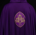 Ornat fioletowy haftowany z IHS lekka dzianina SACROLITE - KOR/388/03/78 - HAF KOR/388/03/78 - Dewocjonalia P.H. Jakóbczak - Katolicki sklep liturgiczny i hurtownia