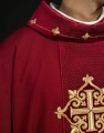 Ornat czerwony z czerwonym aksamitnym pasem i haftem krzyża - LE/7030/02 - HAF LE/7030/02 - Dewocjonalia P.H. Jakóbczak - Katolicki sklep liturgiczny i hurtownia