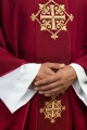 Ornat czerwony z czerwonym aksamitnym pasem i haftem krzyża - LE/7030/02 - HAF LE/7030/02 - Dewocjonalia P.H. Jakóbczak - Katolicki sklep liturgiczny i hurtownia