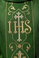 Ornat zielony z haftem IHS na ozdobnej tkaninie - KOR/268/01/67 - HAF KOR/268/01/67 - Dewocjonalia P.H. Jakóbczak - Katolicki sklep liturgiczny i hurtownia