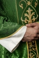 Ornat zielony z haftem IHS na ozdobnej tkaninie - KOR/268/01/67 - HAF KOR/268/01/67 - Dewocjonalia P.H. Jakóbczak - Katolicki sklep liturgiczny i hurtownia