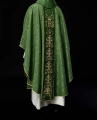 Ornat zielony z haftem IHS na ozdobnej tkaninie - KOR/268/01/67 - HAF KOR/268/01/67 - Dewocjonalia P.H. Jakóbczak - Katolicki sklep liturgiczny i hurtownia
