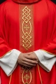 Ornat czerwony z haftowanym złotym krzyżem - KOR/266/02/53 - HAF KOR/266/02/53 - Dewocjonalia P.H. Jakóbczak - Katolicki sklep liturgiczny i hurtownia
