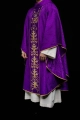 Ornat fioletowy z haftem IHS na ozdobnej tkaninie - KOR/268/03/67 - HAF KOR/268/03/67 - Dewocjonalia P.H. Jakóbczak - Katolicki sklep liturgiczny i hurtownia