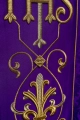 Ornat fioletowy z haftem IHS na ozdobnej tkaninie - KOR/268/03/67 - HAF KOR/268/03/67 - Dewocjonalia P.H. Jakóbczak - Katolicki sklep liturgiczny i hurtownia