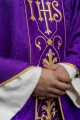 Ornat fioletowy z haftem IHS na ozdobnej tkaninie - KOR/268/03/67 - HAF KOR/268/03/67 - Dewocjonalia P.H. Jakóbczak - Katolicki sklep liturgiczny i hurtownia
