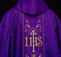 Ornat fioletowy z haftem IHS na ozdobnej tkaninie - KOR/268/03/67 - HAF KOR/268/03/67 - Dewocjonalia P.H. Jakóbczak - Katolicki sklep liturgiczny i hurtownia