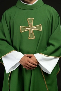 Ornat zielony z haftowanym motywem krzyża - KOR/258/01/12