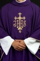 Fioletowy ornat z haftowanym krzyżem i JHS - KOR/255/03/12 - HAF KOR/255/03/12 - Dewocjonalia P.H. Jakóbczak - Katolicki sklep liturgiczny i hurtownia