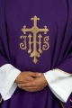 Fioletowy ornat z haftowanym krzyżem i JHS - KOR/255/03/12 - HAF KOR/255/03/12 - Dewocjonalia P.H. Jakóbczak - Katolicki sklep liturgiczny i hurtownia