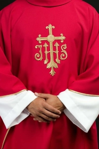 Ornat czerwony z wypukłym haftem JHS - KOR/255/02/12