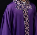 Ornat fioletowy z błyszczącym haftem w fioletowym kolorze - LE/7026/03 - HAF LE/7026/03 - Dewocjonalia P.H. Jakóbczak - Katolicki sklep liturgiczny i hurtownia