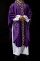 Ornat fioletowy z błyszczącym haftem w fioletowym kolorze - LE/7026/03 - HAF LE/7026/03 - Dewocjonalia P.H. Jakóbczak - Katolicki sklep liturgiczny i hurtownia