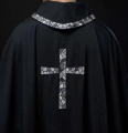 Czarny ornat z mozaikowym krzyżem - KOR/257/07/70 - HAF KOR/257/07/70 - Dewocjonalia P.H. Jakóbczak - Katolicki sklep liturgiczny i hurtownia