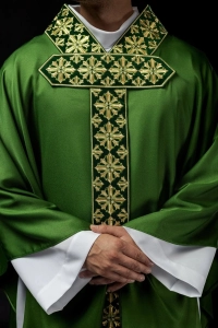 Ornat zielony z błyszczącym haftem w zielonym kolorze - LE/7026/01
