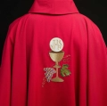 Ornat czerwony z haftem kielicha, krzyża i winogron - KOR/208/02/12 - HAF KOR/208/02/12 - Dewocjonalia P.H. Jakóbczak - Katolicki sklep liturgiczny i hurtownia