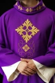 Fioletowy ornat bogato haftowany nicią i kamieniami - LE/7018/03 - HAF LE/7018/03 - Dewocjonalia P.H. Jakóbczak - Katolicki sklep liturgiczny i hurtownia