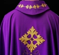 Fioletowy ornat bogato haftowany nicią i kamieniami - LE/7018/03 - HAF LE/7018/03 - Dewocjonalia P.H. Jakóbczak - Katolicki sklep liturgiczny i hurtownia