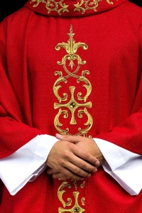 Czerwony ornat liturgiczny bogato haftowany kamieniami - LE/7014/02