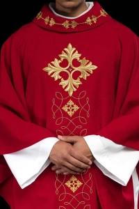 Czerwony ornat liturgiczny bogato haftowany sznurem i kamieniami - LE/7018/02