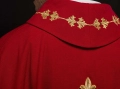 Czerwony ornat liturgiczny bogato haftowany sznurem i kamieniami - LE/7018/02 - HAF LE/7018/02 - Dewocjonalia P.H. Jakóbczak - Katolicki sklep liturgiczny i hurtownia