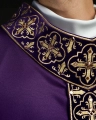 Fioletowy ornat ozdobiony 500 kamieniami z wąskim pasem - LE/7104/03 - HAF LE/7104/03 - Dewocjonalia P.H. Jakóbczak - Katolicki sklep liturgiczny i hurtownia